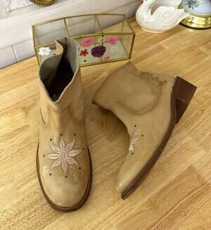 Whimsical Musse & Cloud Tan Embroidered Boho Western Ankle Boots Size 11 Indie